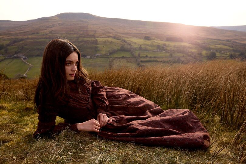 La Franco-Britannique Emma Mackey, révélée par la série Netflix Sex Education, incarne Emily Brontë, célèbre romancière britannique du XIXe siècle, dans le premier film de Frances O’Connor.